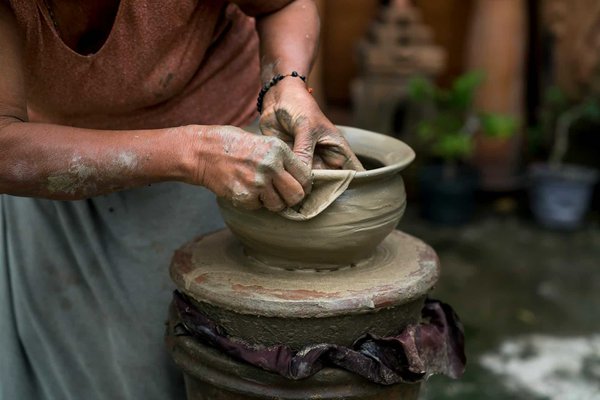 Où participer à un atelier de poterie traditionnelle en Provence, France ?