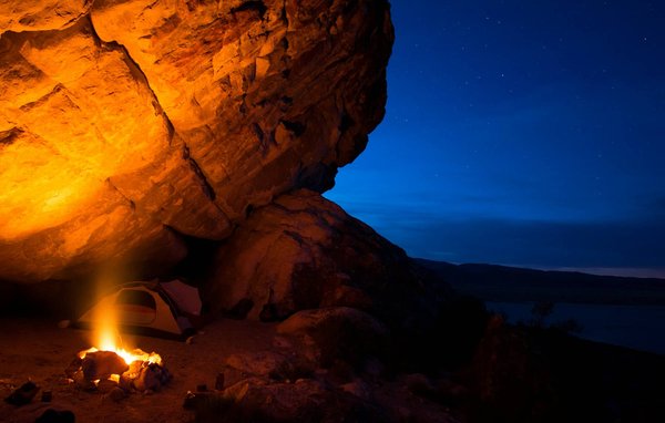 Comment organiser un itinéraire de camping pour explorer les grottes calcaires des montagnes du Jura?